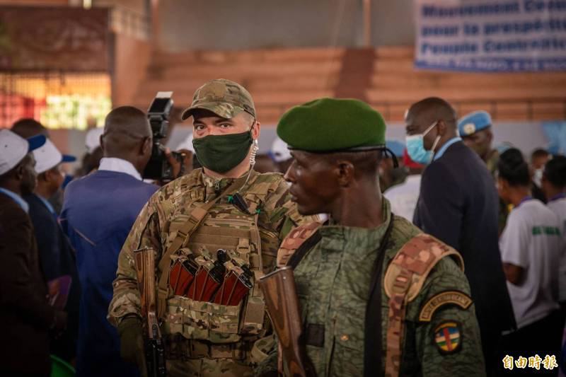 亲俄佣兵组织「瓦格那集团」士兵（左）曾协助中非共和国军队（右）执行任务。（法新社）(photo:LTN)