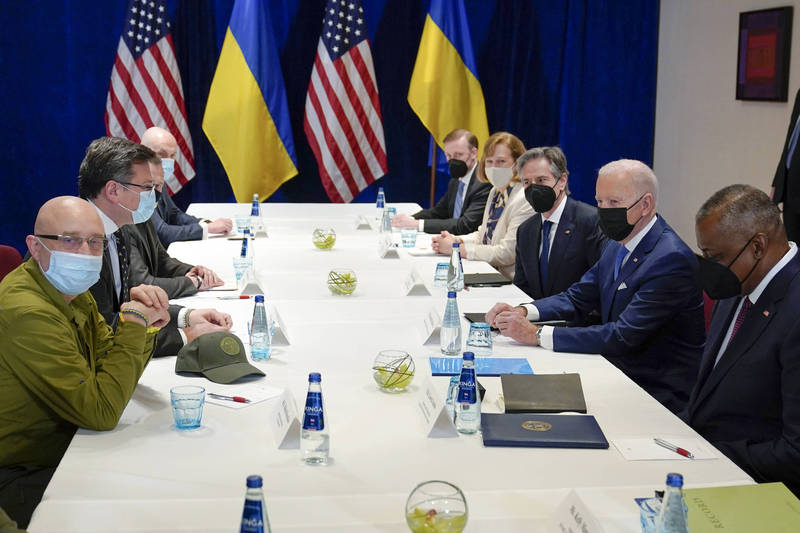 美国总统拜登26日中途加入美国与乌克兰的外交、国防部长会议。（美联社）(photo:LTN)
