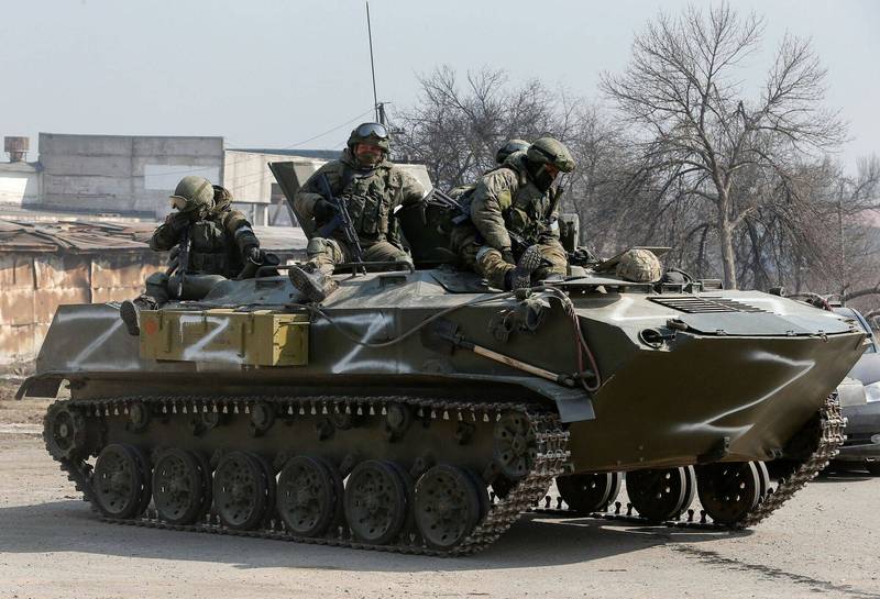 烏克蘭東部馬立波親俄武裝部隊與標示著「Z」字的裝甲車。（路透）