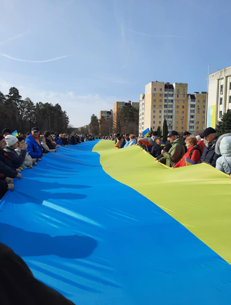 斯拉夫蒂奇市民响应市长失踪前唿吁，示威高喊「斯拉夫蒂奇属于乌克兰」、「荣耀归于乌克兰」等口号，摊开乌克兰国旗。（图取自推特）(photo:LTN)