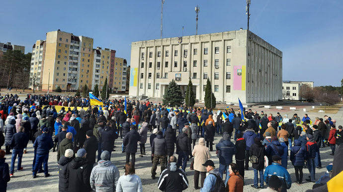乌北城市斯拉夫蒂奇市今天传遭俄军攻陷，市长也遭掳走。居民上街抗议，现场惊传枪响。（图取自推特）(photo:LTN)