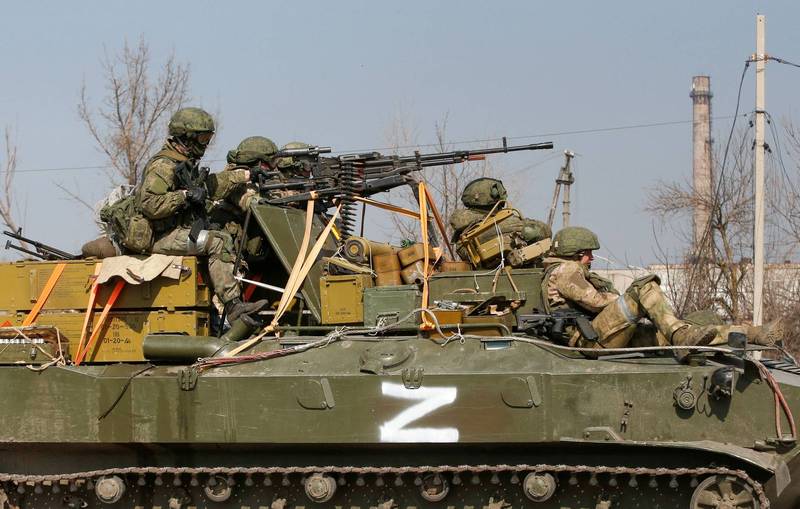 乌克兰顿涅茨克地区，数名亲俄士兵乘坐着在一辆有Z字记号的装甲车上。（路透）(photo:LTN)