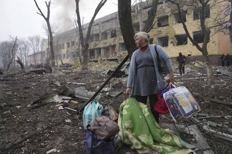 世界衛生組織（WHO）表示，俄軍攻擊烏克蘭醫療設施的事件達到72起，累計造成71死37傷。圖為馬立波婦幼醫院被俄軍轟炸。（美聯社）