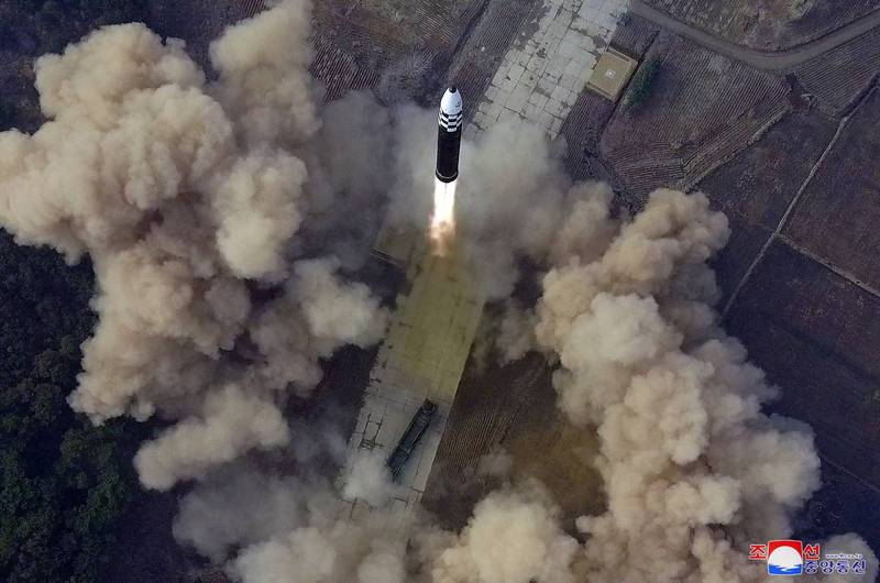 北韓24日發射「火星-17」洲際彈道飛彈（ICBM），射程涵蓋美國東岸，是該國自2017年來發射最強大的飛彈。（路透）