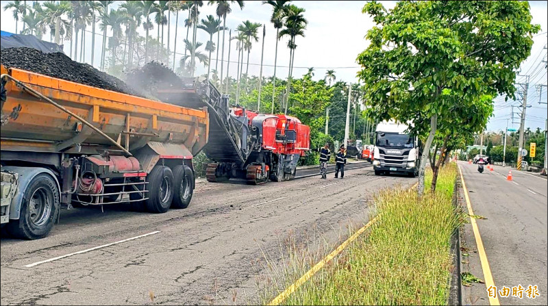 南投市華陽路刨鋪工程，採取一邊施工、一邊交管車輛進出的「半半施工法」進行。（記者謝介裕攝）