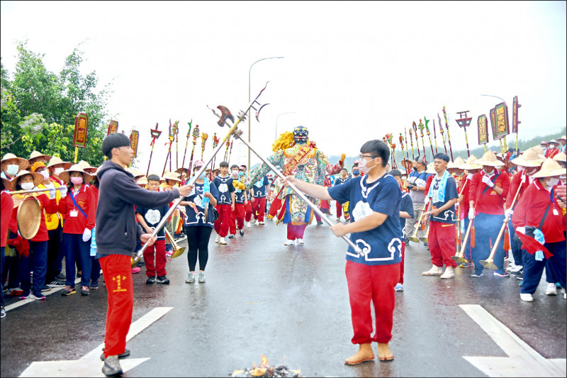 今年第十四次到草屯鎮敦和宮遶境參香的台中市烏日玉闕朝仁宮，陣頭抵南投縣界的草屯烏溪橋頭。（南投縣府提供）