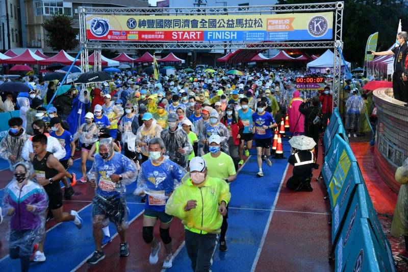 神岡27日午6點在神岡國小起跑，吸引逾5000人冒雨參加。（主辦單位提供）