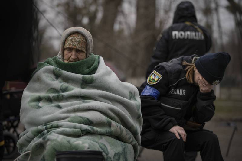 伊尔平一名94岁老妪疏散时裹着厚厚毛毯，一旁的员警不忍落泪。（美联社）(photo:LTN)