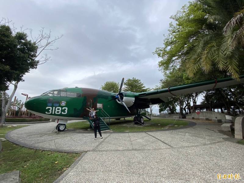 彰化八卦山上軍機公園裡的老母雞，機身重新粉刷，純白機車搭配深綠色和咖啡色機身，讓人眼睛為之一亮。（記者張聰秋攝）