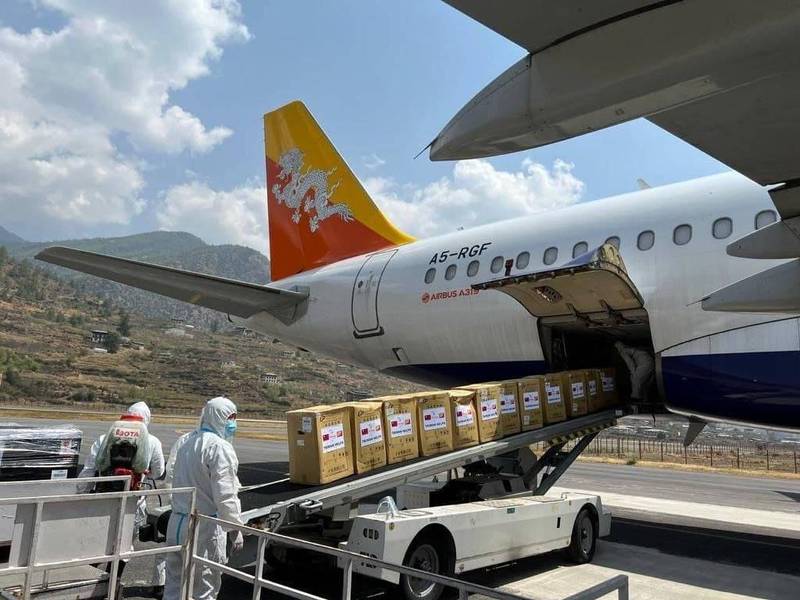 我國向不丹公益組織「Gyalyum Charitable Trust」（GCT）捐贈50台製氧機及2千枚N95口罩，今日下午由不丹航空專機順利運達當地。 （外交部提供）