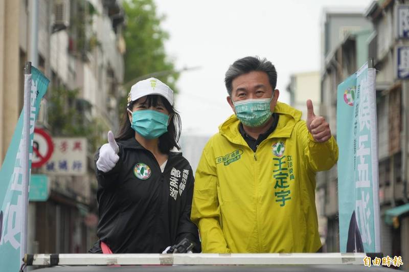 民進黨高市議員鄭孟洳（左）獲跨黨派立委相挺，繼趙天麟、李昆澤後，今天台南市立委王定宇跨區陪同掃街。（記者王榮祥翻攝）