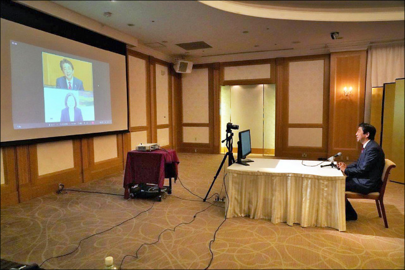 日本前首相安倍晉三與蔡英文總統進行視訊會談。（日華懇提供）