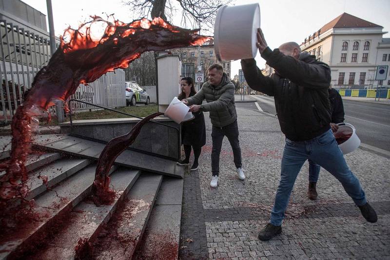 捷克民众声援乌克兰，对俄罗斯驻布拉格大使馆泼红漆。（法新社）(photo:LTN)