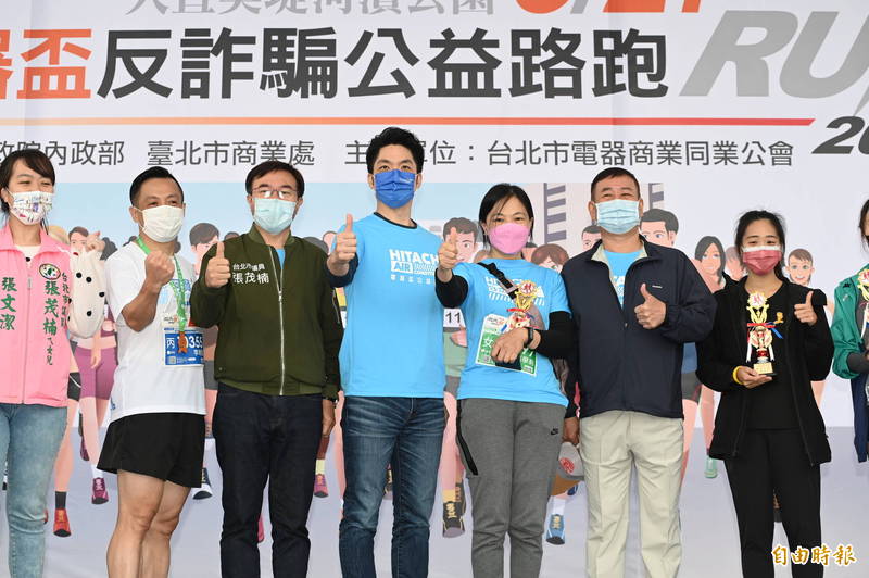 台北市長柯文哲與立委蔣萬安一同出席電器盃反詐騙公益路跑活動，但2人零互動並未同台。（記者田裕華攝）