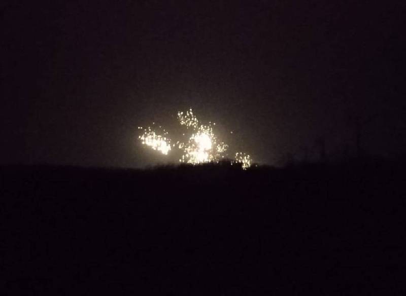 烏克蘭軍方26日再度控訴,俄軍在烏東城市阿夫迪夫卡(Avdiivka)附近,投放遭禁用的武器「白磷彈」。(圖擷取自「@ChristopherJM」推特) 烏克蘭軍方26日再度控訴,俄軍在烏東城市阿夫迪夫卡(Avdiivka)附近,投放遭禁用的武器「白磷彈」。(圖擷取自「@ChristopherJM」推特)