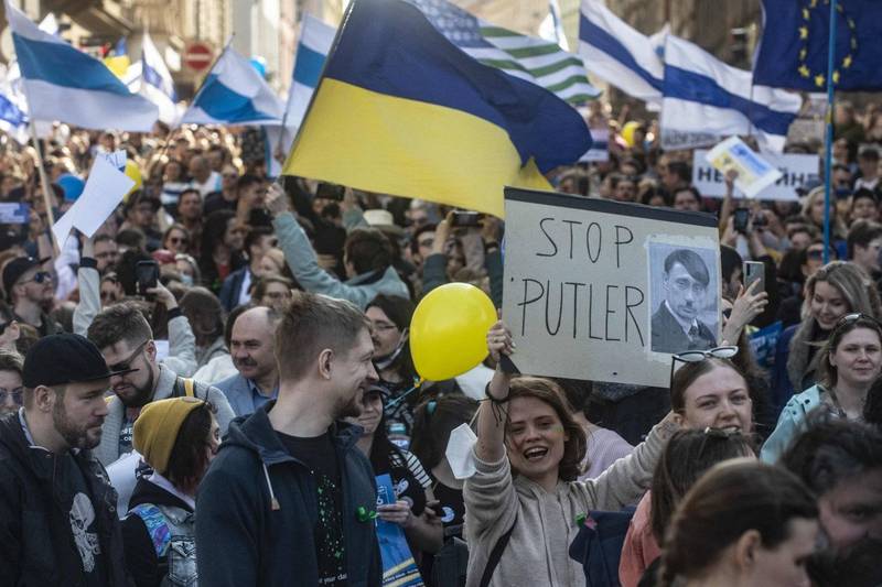 布拉格街头的示威民众，高举乌克兰国旗和各种标语。（法新社）(photo:LTN)