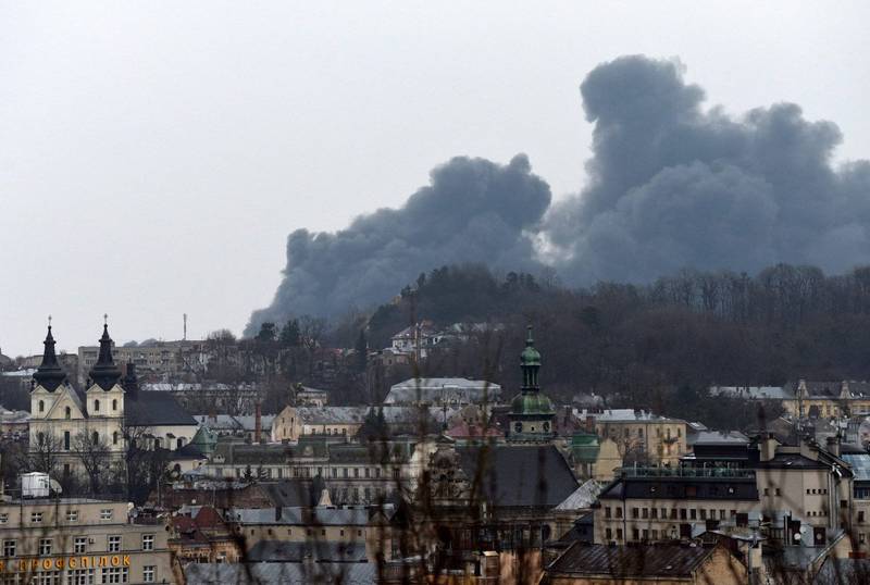 烏俄戰事仍持續。圖為利維夫遭俄軍火箭彈擊中後引發陣陣濃煙。（法新社）