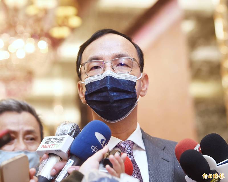 國民黨主席朱立倫27日出席中國國民黨歸僑聯誼會春酒，會前接受媒體採訪。（記者方賓照攝）