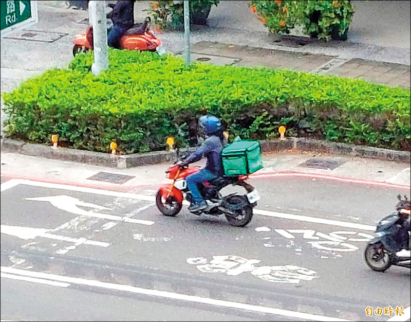 保障外送員與消費者權益，高市府將對外送平台業者進行規範。（記者侯承旭攝）