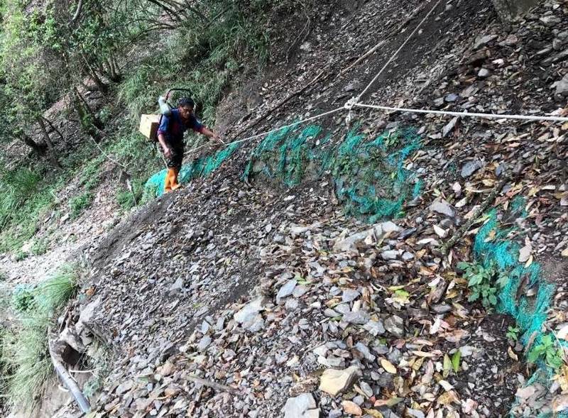 玉山國家公園八通關越嶺步道因陣雨不斷，致步道部分路段路基嚴重坍塌，玉管處提醒山友要小心攀登，以策安全。（玉管處提供）