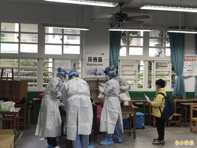桃園市平鎭區東勢國小因1名學生確診,學校設臨時採篩檢站,不過現場提供1組人力、以致於採檢效率低。(記者李容萍攝)
桃園市平鎭區東勢國小因1名學生確診,學校設臨時採篩檢站,不過現場提供1組人力、以致於採檢效率低。(記者李容萍攝)