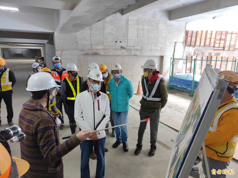 新北市副市長陳純敬（中）視察新店綠湖公園及新莊運動公園地下停車場工程，期許這兩大工程於今年如期如質順利完工。（記者林欣漢攝）