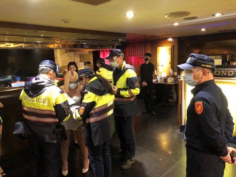 警政署加強八大行業防疫稽查，首日各地查獲362件違規。（記者姚岳宏翻攝）