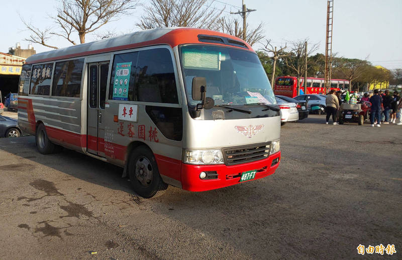 桃園市交通局開設3條清明掃墓專車免費提供服務。（記者李容萍攝）