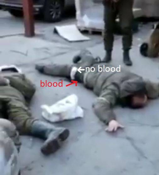 網友指出地板上有血跡，但趴在地上俄軍的繃帶上卻無。（圖擷取自@Ars_Faivre 推特）