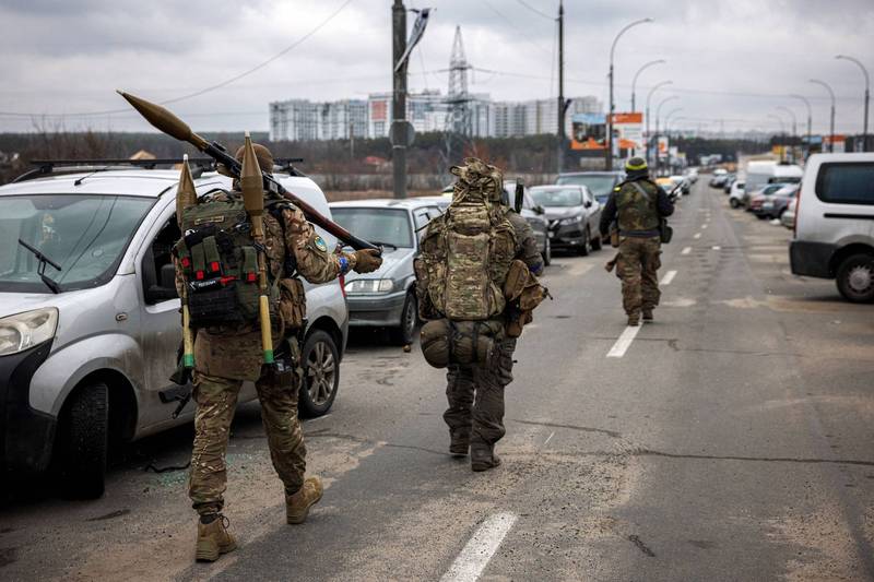 數名烏克蘭戰士全副武裝朝著伊爾平方向前進。（法新社資料照）