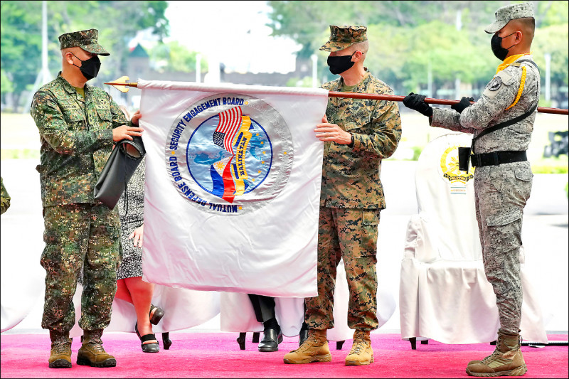 美国和菲律宾年度「肩并肩」联合演习28日登场，菲国演习部队指挥官加兰（左）与美军陆战队第三师司令巴杰隆（中），出席演习开幕式。（美联社）(photo:LTN)