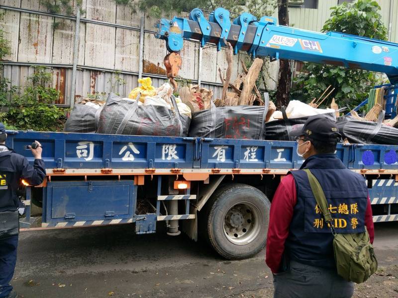 查獲贓木數量龐大，動用貨車運送。（記者江志雄翻攝）