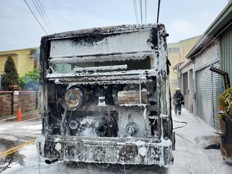 東南客運98路公車25日火燒車，幸及時撲救，未造成乘客等傷亡。（記者歐素美翻攝）