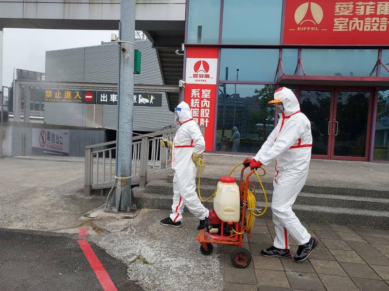 環保局加強特力屋民族店周邊確診者足跡清消。（市府提供）