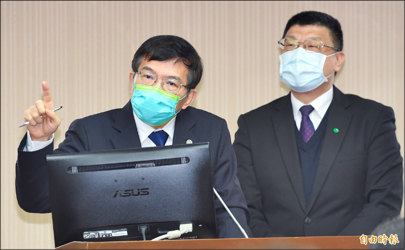 交通部長王國材（左）28日在立法院答詢表示，將要求台鐵提出自動控制系統相關計畫。 （記者廖振輝攝）
