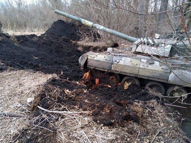 網友見狀紛紛笑說「道路救援，刷信用卡5公里內2000元」、「烏克蘭黑土土壤肥沃，是世上唯一能夠種出俄羅斯戰車的土地」。（圖取自烏克蘭武裝部隊總參謀部臉書）