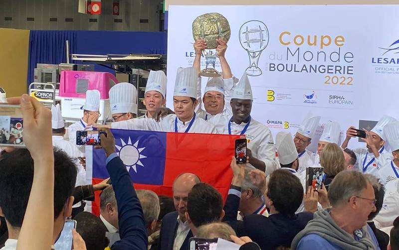 我駐法代表處今（29日）發文報喜，表示台灣代表隊在法國巴黎舉行的第11屆「世界麵包大賽」中，技壓各國奪下團體冠軍，也是台灣史上首次獲得該獎項。（圖取自駐法代表處臉書粉專）