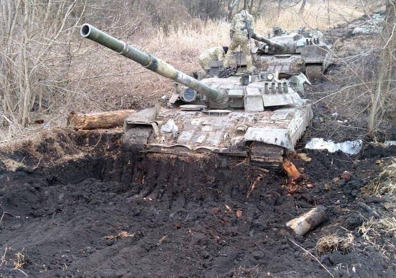 烏克蘭軍方貼出俄軍戰車陷入雪融後泥沼地「無法自拔」照片，諷刺俄羅斯軍力排行世界第2「是假的」。（圖取自烏克蘭武裝部隊總參謀部臉書）