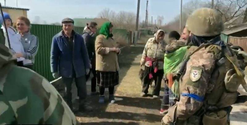 喬治亞共和國志願軍擊退俄軍收復基輔北方村落，獲得當地居民讚聲。（圖取自推特）