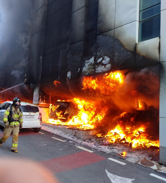 南韓清州一處婦產醫院大樓發生火災，使得60名媽媽和嬰兒慌忙撤離，另有10人因吸入煙霧送醫治療。（圖擷自@ziglostarz推特）