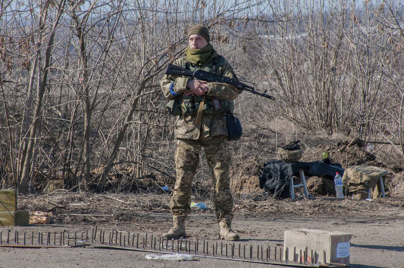 英國官方再次公布最新戰情，稱烏軍仍在首都基輔（Kyiv）西北部局部反擊，但俄軍仍能對首都造成重大威脅，圖為烏克蘭士兵。（美聯社）

