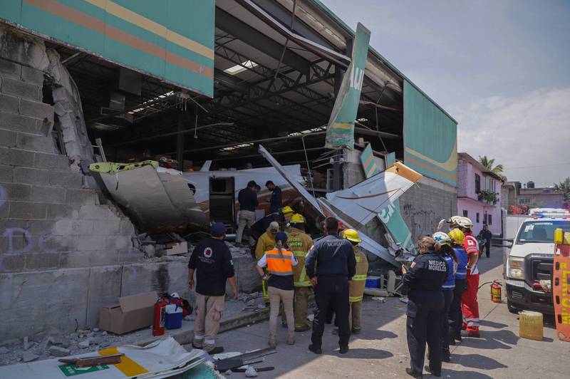超市外牆被墜毀飛機撞出一個大洞。（圖擷取自@PC_Morelos官方推特）
