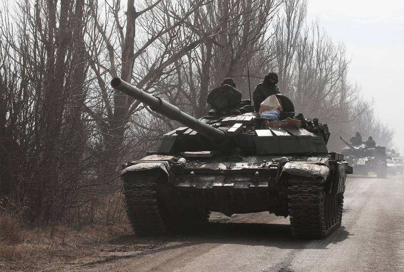 美國國防部29日晚間傳出消息表示，俄軍已開始將部份軍隊撤出基輔周遭，認為這是俄軍的「重大戰略改變」。圖為親俄軍戰車。（路透）