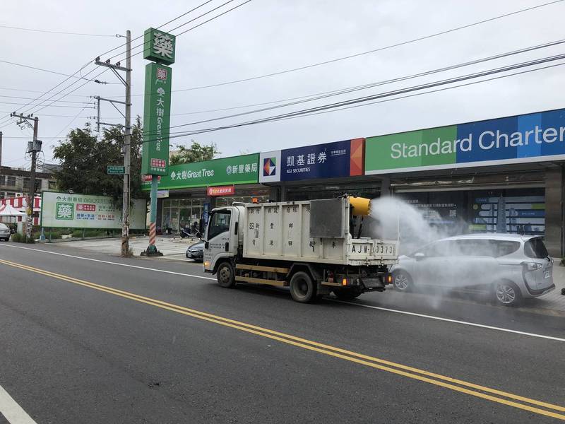 桃園市大潭電廠的疫情延燒新竹縣。圖為消毒畫面。（資料照，新豐鄉公所提供）