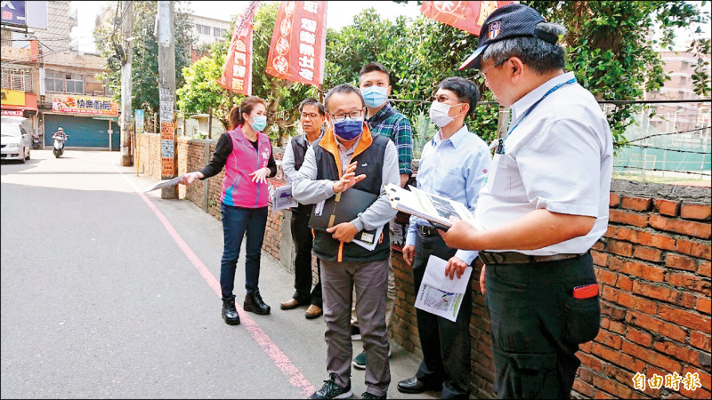 龍昌路四四五巷路寬不足六公尺，地方擔憂未來中壢一號社宅落成後，恐衝擊當地交通。（記者許倬勛攝）