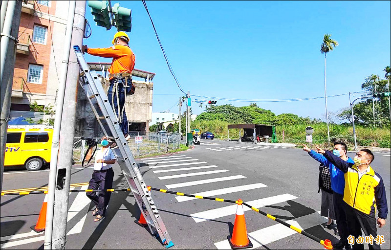 竹山鎮公所推動「天眼」計畫，完成數位監視整合系統，鎮長陳東睦（右一）視察路口監控系統裝設情形。（記者謝介裕攝）