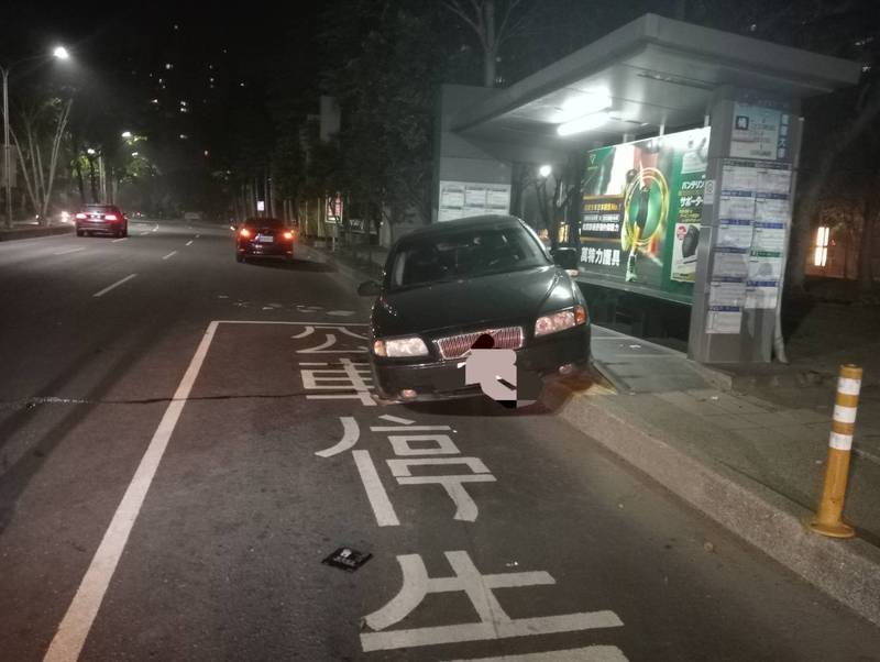 逆向倒車撞公車亭，反被查獲毒品。（讀者提供）