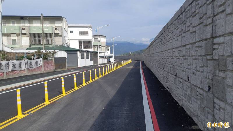 太平溪一路通光明段已通車，施工過程中曾發生「滾回香港」風波，台東建設處長許瑞貴在獲不起訴後，也撤回誣告的告訴。（記者黃明堂攝）