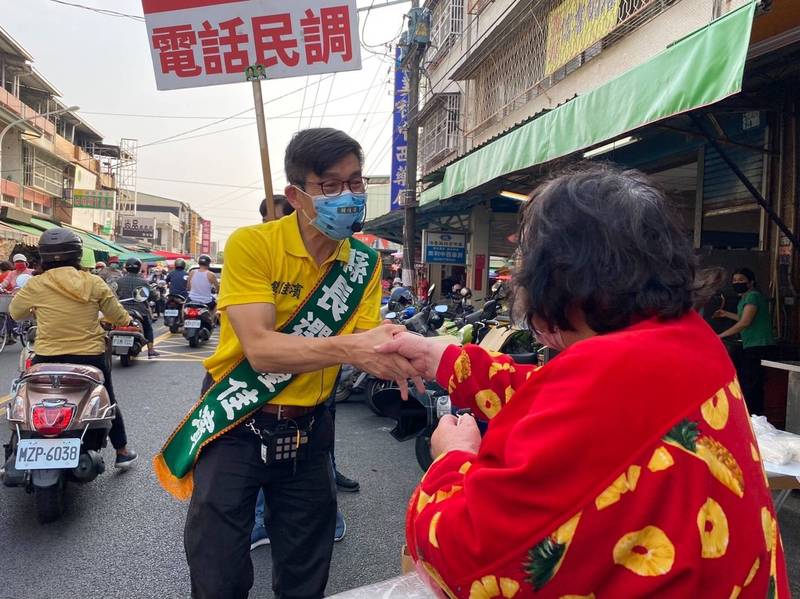 鍾佳濱全力衝次拉票。（鍾佳濱服務處提供）