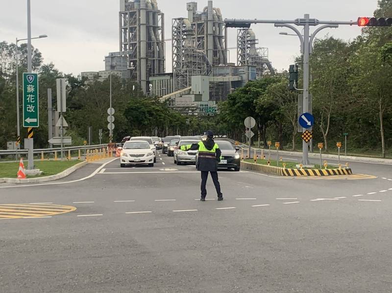 公路總局預估蘇花路廊返鄉掃墓加上出遊車潮，4天假期雙向交通量將超過11萬輛次，其中南下車流首日高達2萬多輛次，花蓮警方因應龐大車潮，已啟動疏導專案。（花蓮新城警方提供）